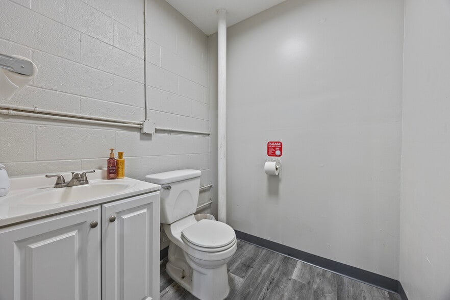 More Photos Of 2314-2318 Niagara St, Niagara Falls Freestanding For Lease