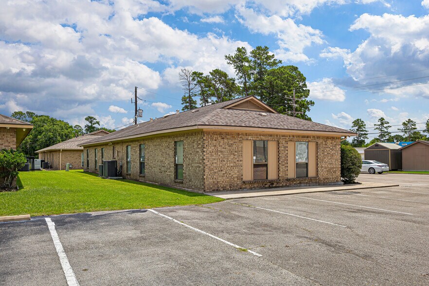 More Photos Of 105 Commercial Cir, Conroe Medical For Sale