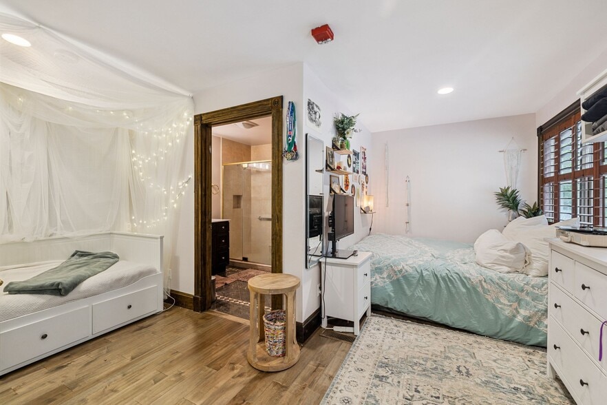 More Photos Of 41 Pleasant St, Woodstock Hospitality For Sale