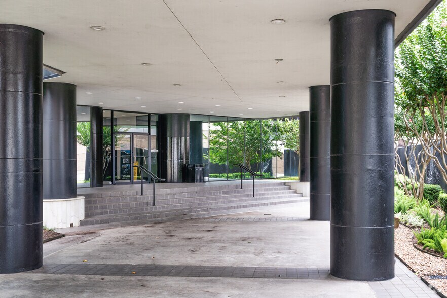 More Photos Of 11811 North Freeway, Houston Office For Lease