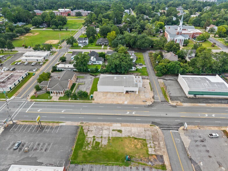 More Photos Of 304 W Jefferson St, Quincy Freestanding For Sale