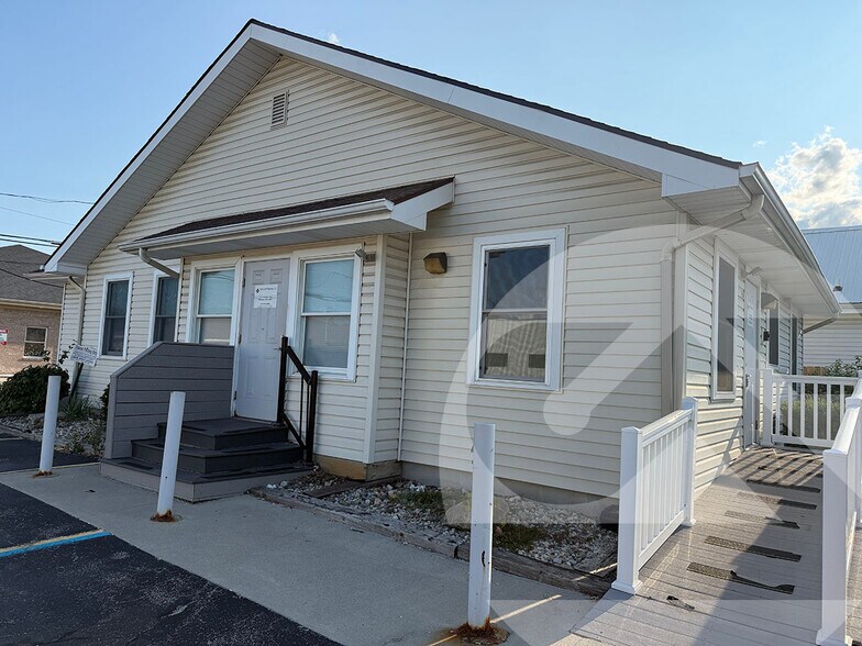 Primary Photo Of 118 E Indiana Ave, Maumee Office For Sale