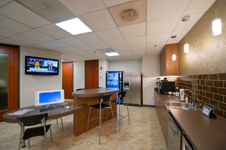 More Photos Of 5600 N River Rd, Rosemont Coworking Space