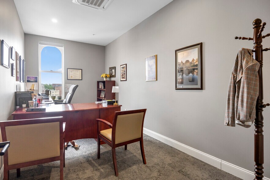 More Photos Of 76 N Pearl St, Albany Apartments For Lease