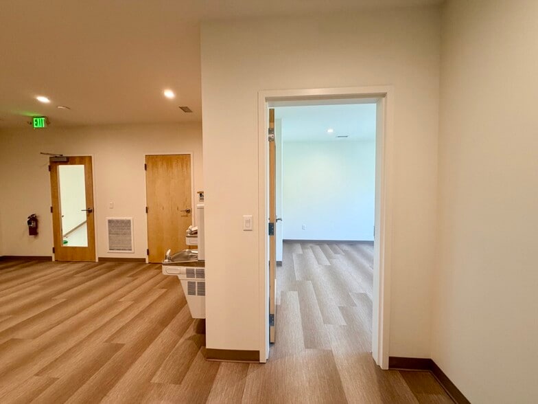 More Photos Of 814 Johnnie Dodds Blvd, Mount Pleasant Medical For Lease