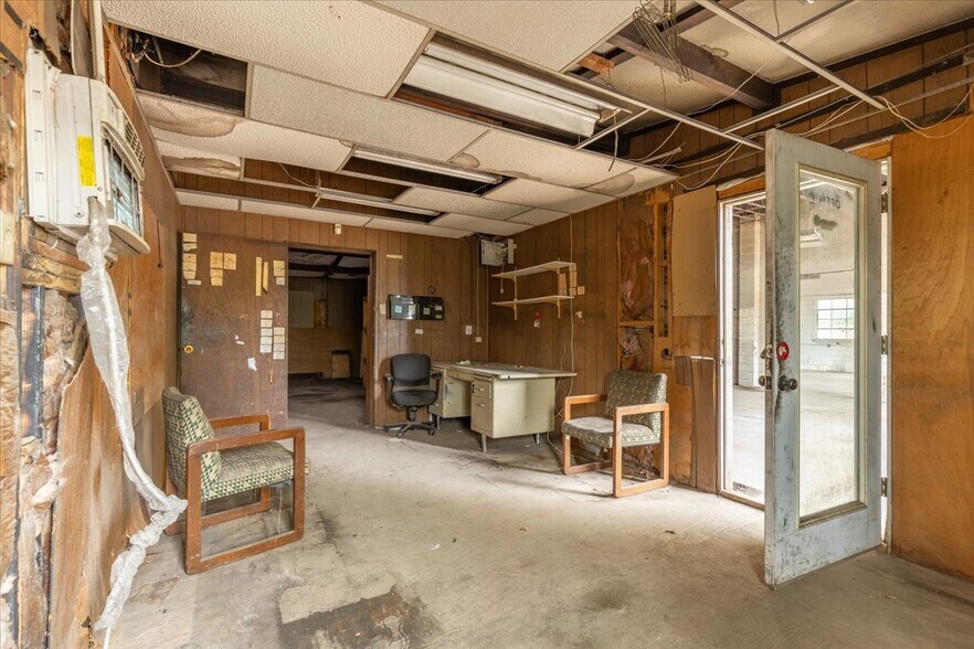 More Photos Of 1341 S School Ave, Fayetteville Auto Repair For Sale