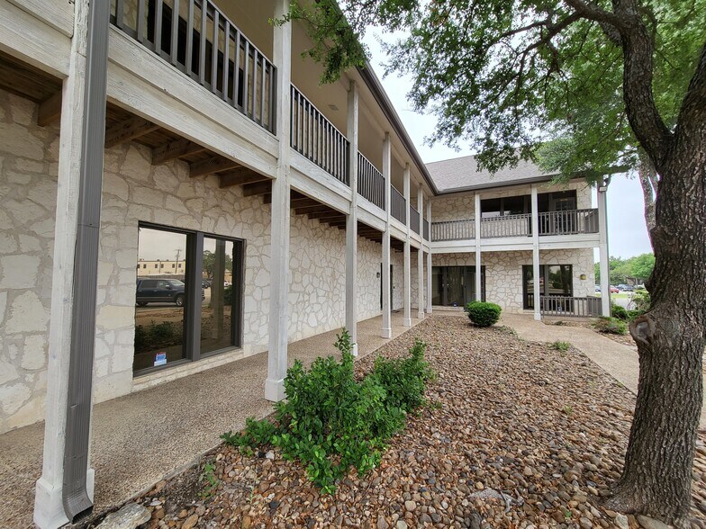 More Photos Of 4754 Shavano Oak, San Antonio Light Distribution For Lease