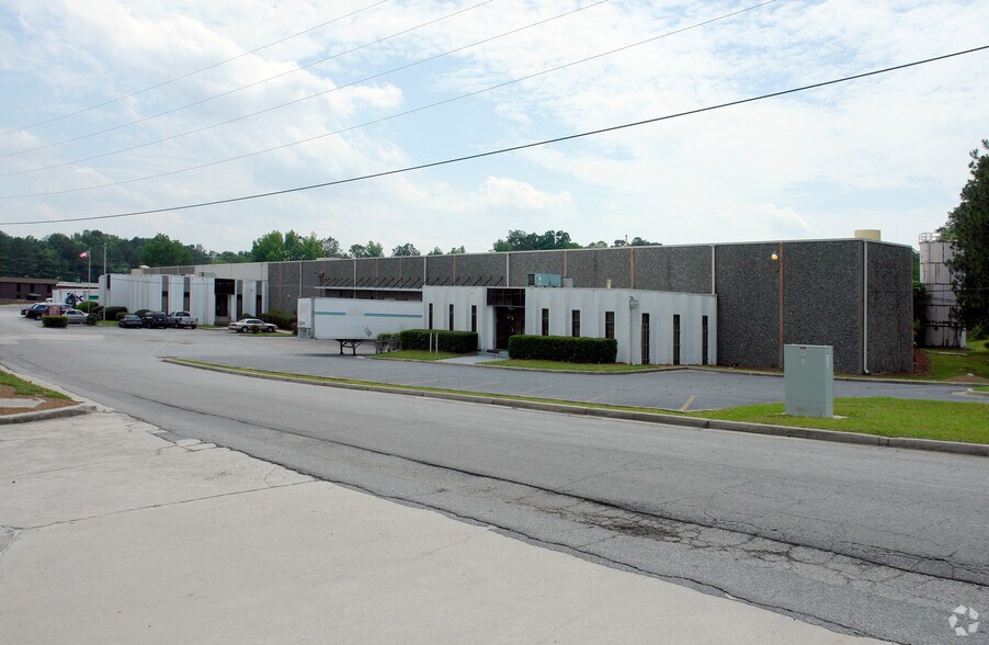 More Photos Of 5665 New Peachtree Rd, Chamblee Warehouse For Lease