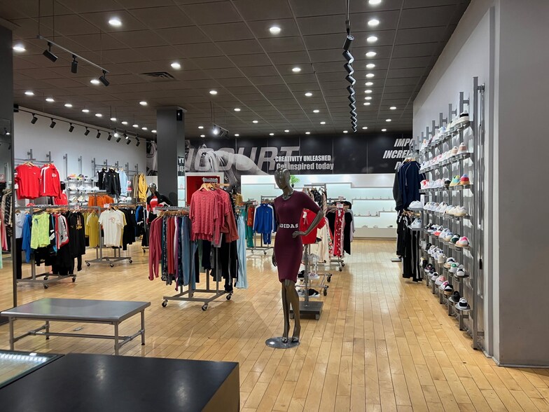 More Photos Of 4032 W Madison St, Chicago General Retail For Sale