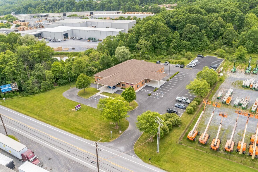 More Photos Of 745 Raystown Rd, Everett Freestanding For Sale