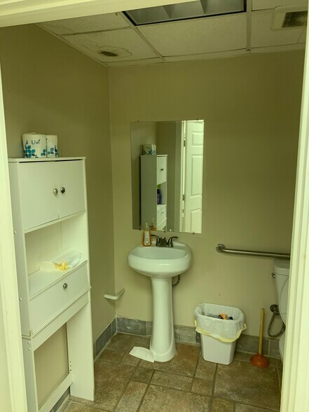 More Photos Of 220 W Davis St, Conroe Medical For Lease