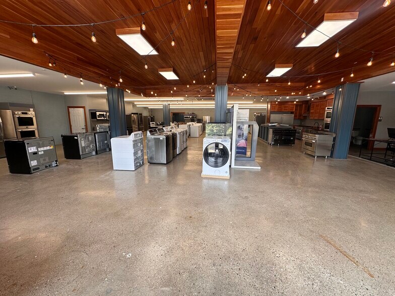 More Photos Of 1623-1635 Chicago Dr SW, Grand Rapids Freestanding For Lease