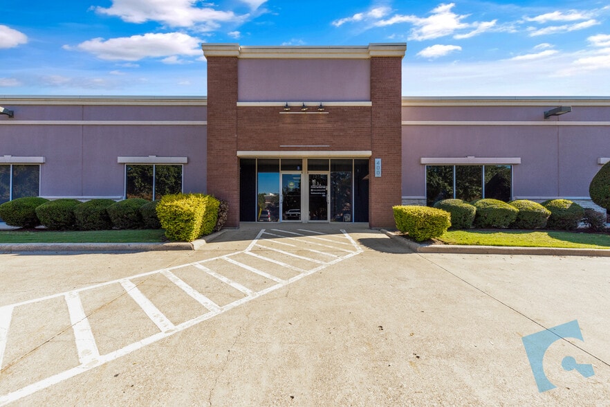 More Photos Of 535 S Nolen Dr, Southlake Light Manufacturing For Lease