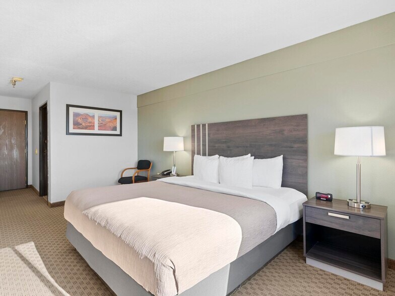 More Photos Of 815 E Hwy 89, Kanab Hotel For Sale