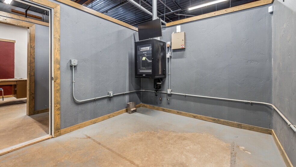 More Photos Of 106 E Smith St, Iron Mountain Distribution For Sale