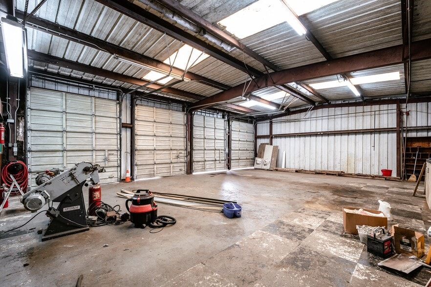 More Photos Of 2013 N Houston Ave, Livingston Warehouse For Sale