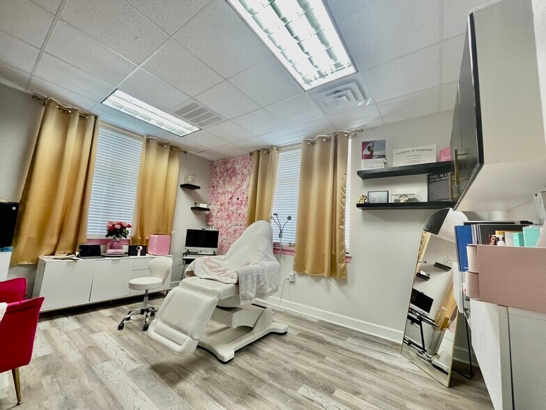 More Photos Of 12440 Emily Ct, Sugar Land Medical For Lease