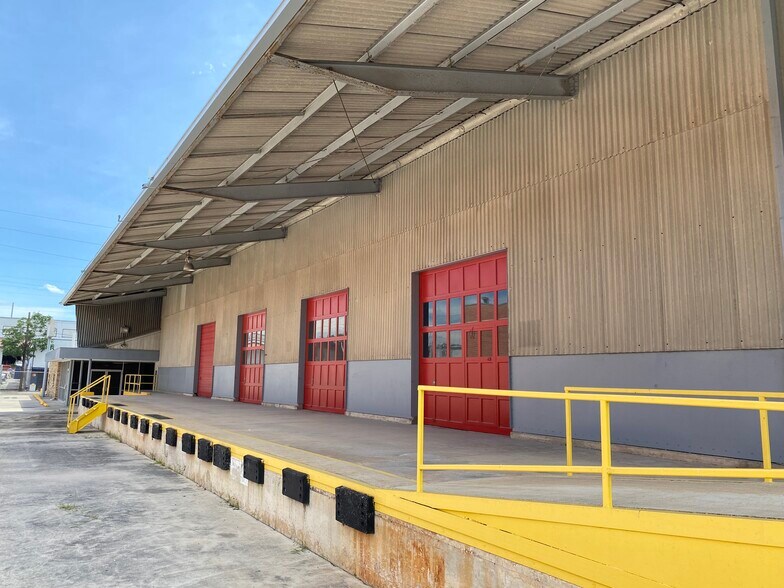 More Photos Of 1547 W Poplar St, San Antonio Warehouse For Sale
