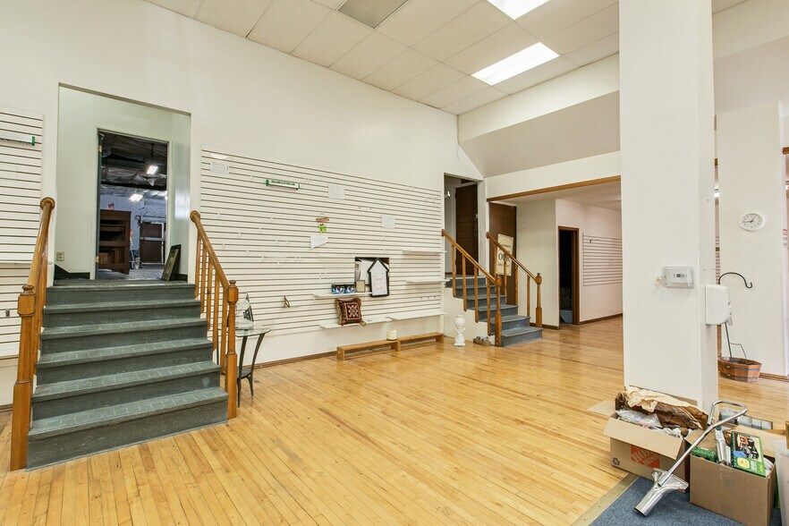 More Photos Of 444 Wacouta St, Saint Paul Showroom For Sale