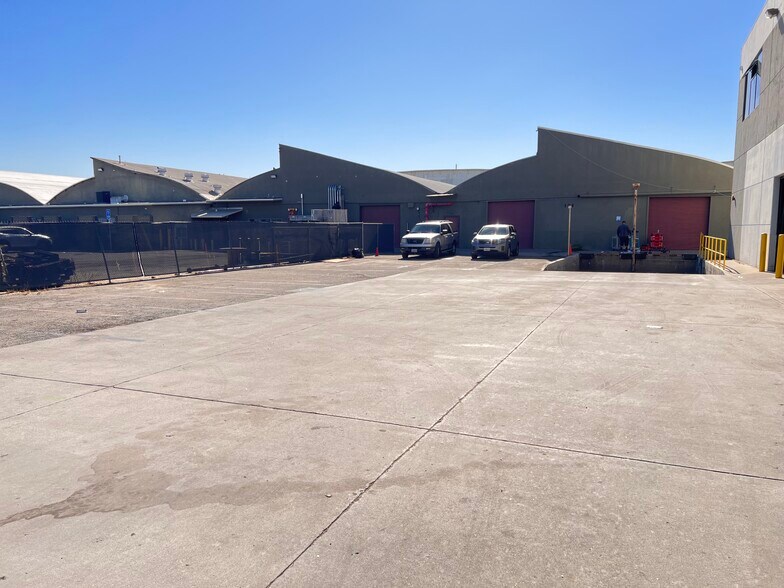 More Photos Of 2280 E Curry St, Long Beach Manufacturing For Lease