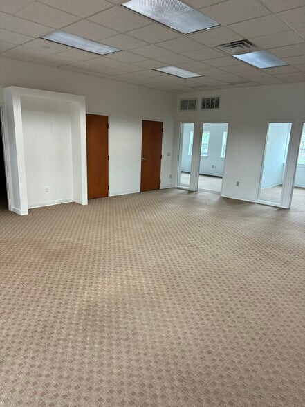 More Photos Of 6 Berkeley Rd, Devon Storefront Retail Office For Lease