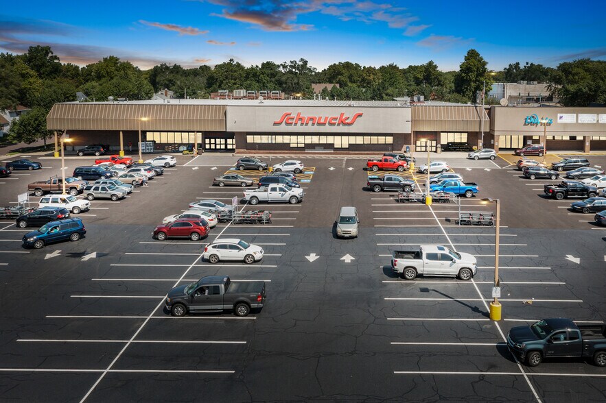 Primary Photo Of 1001 Court St, Pekin General Retail For Sale
