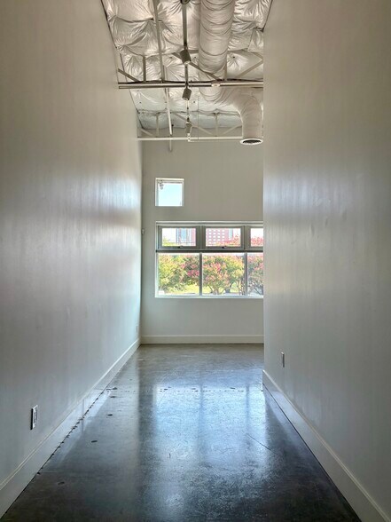 More Photos Of 2119-2133 Farrington St, Dallas Warehouse For Sale