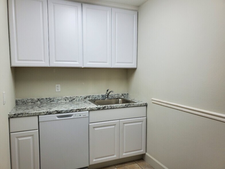 More Photos Of 113 W Chapman Rd, Oviedo Office For Lease