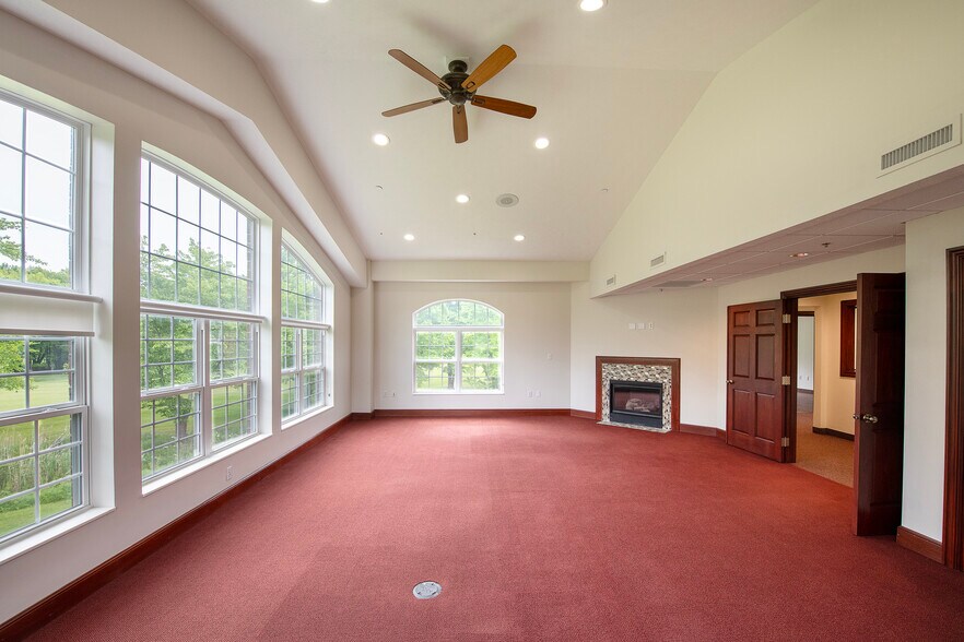 More Photos Of 387 Golfview Ln, Highland Heights Office For Sale