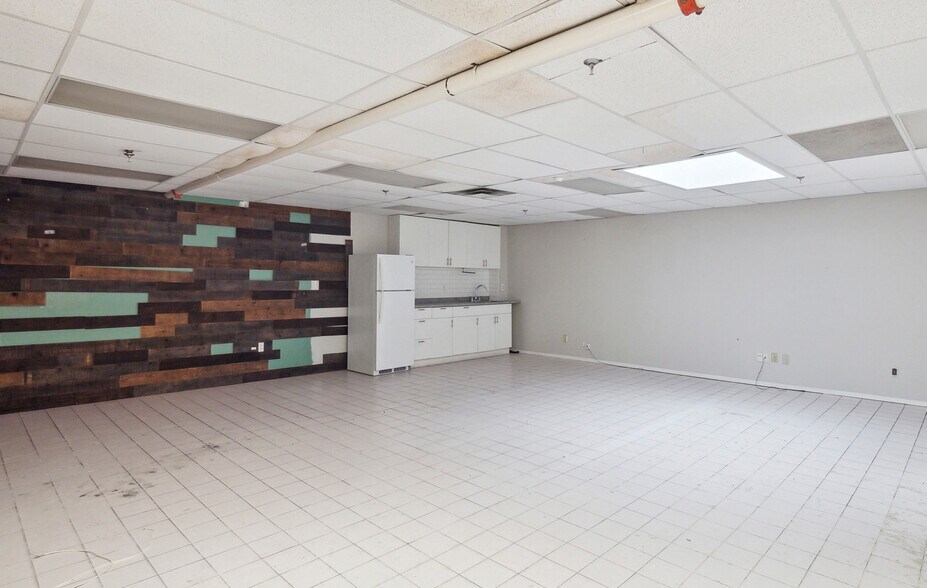 More Photos Of 270 Pennsylvania Ave, Vaughan Light Distribution For Sale