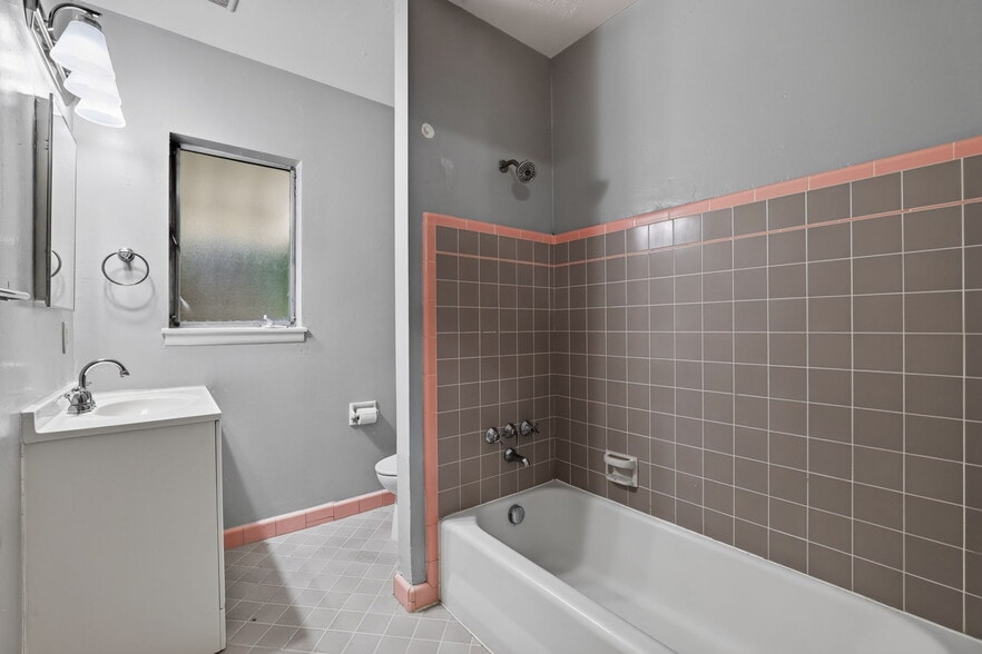 More Photos Of 2717 V St, Sacramento Multifamily For Sale