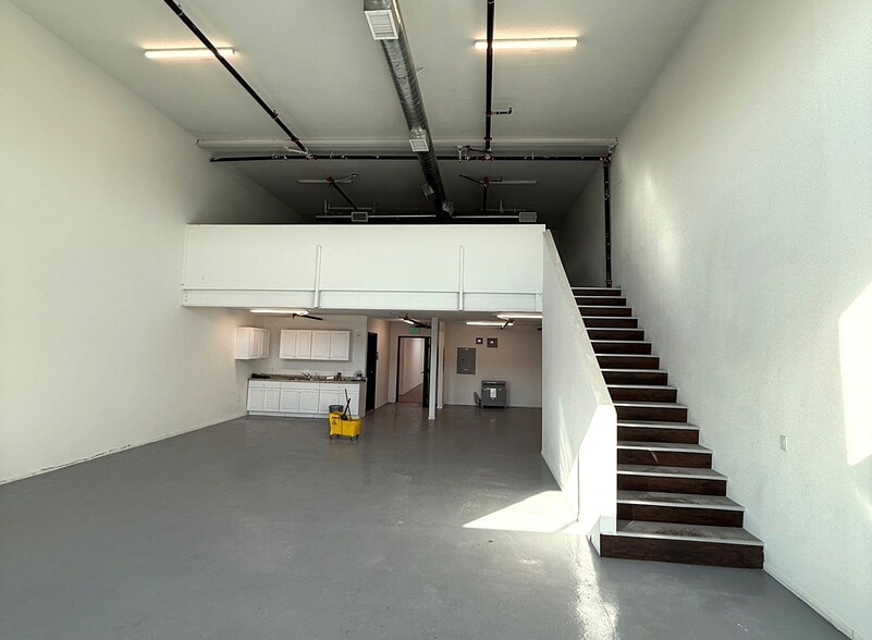 More Photos Of 746-756 Ceres Ave, Los Angeles Warehouse For Lease