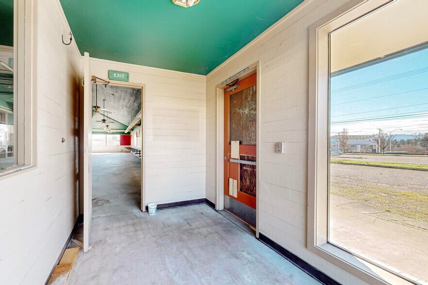 More Photos Of 3558 Wheaton Way, Bremerton Restaurant For Sale