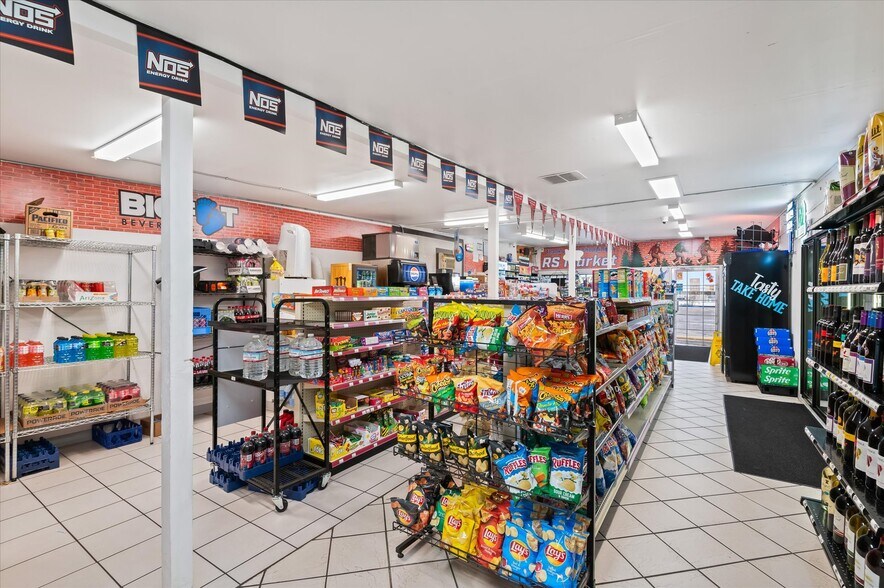 More Photos Of 1279 35th St, Springfield Storefront Retail Residential For Sale