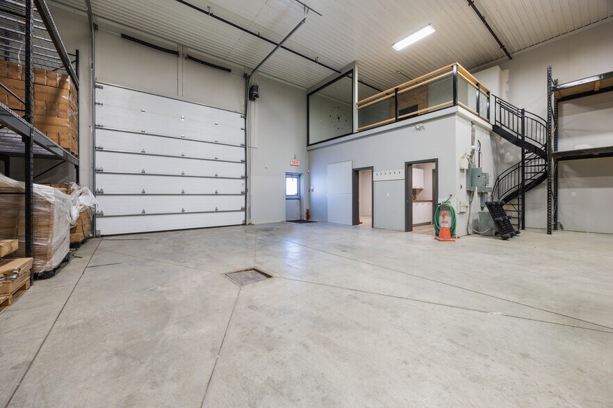 More Photos Of 1350 Boul Lionel-Boulet, Varennes Warehouse For Lease