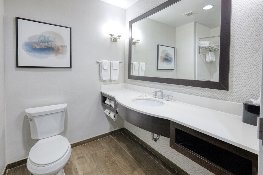 More Photos Of 123 Huvar St, Victoria Hotel For Sale