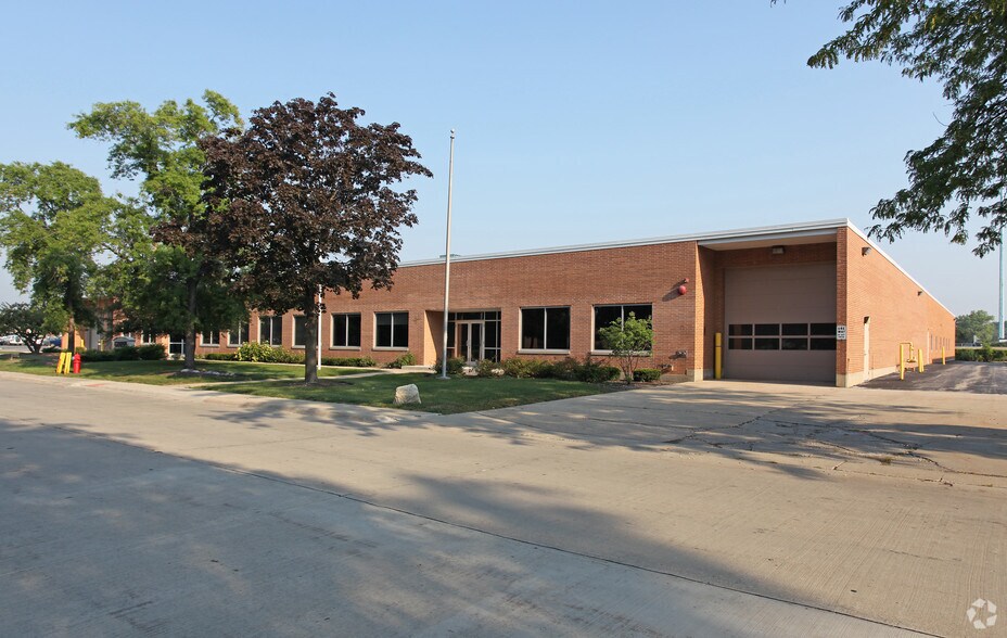 Primary Photo Of 2942 MacArthur Blvd, Northbrook Warehouse For Lease