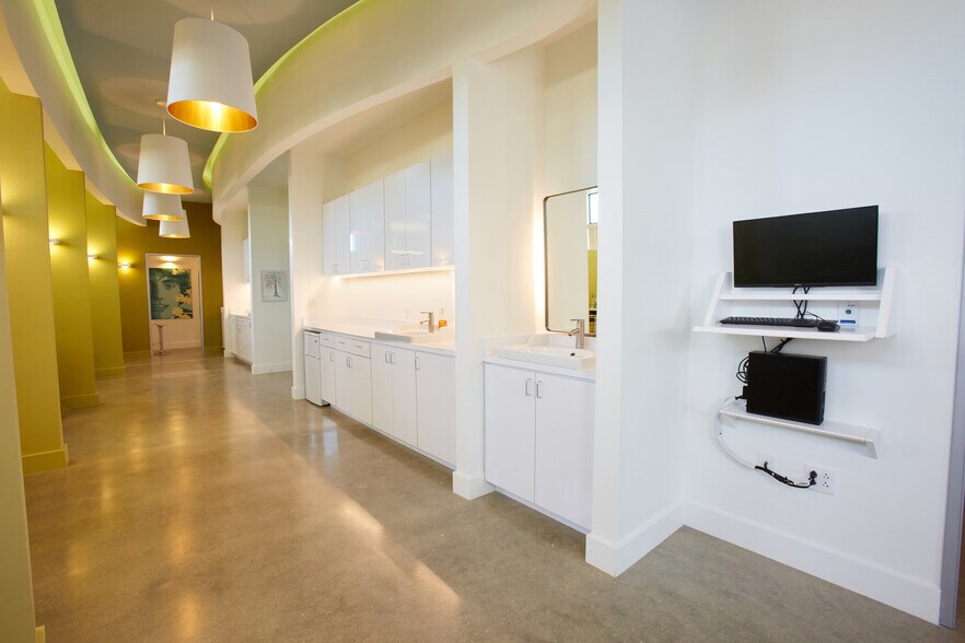 More Photos Of 21202 Market Rdg, San Antonio Unknown For Lease