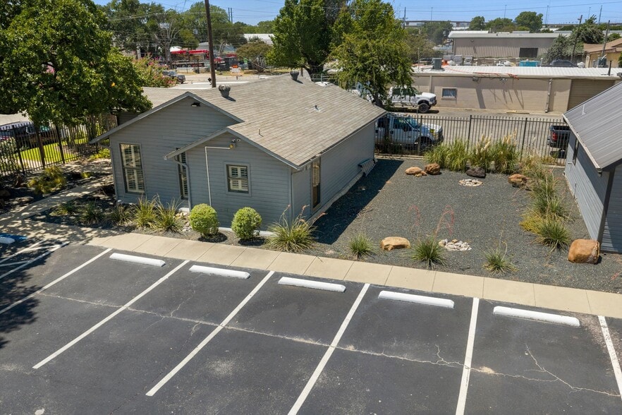 More Photos Of 2655 Myrtle Springs Ave, Dallas Light Manufacturing For Sale