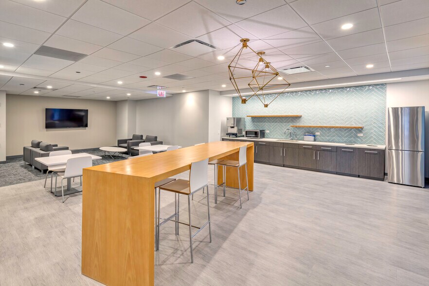 More Photos Of 737 N Michigan Ave, Chicago Office For Lease