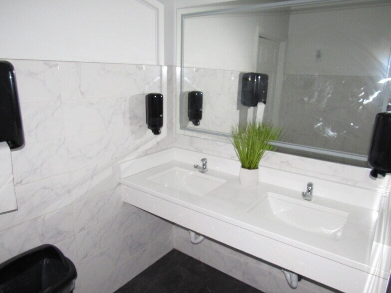 More Photos Of 802 S Main St, Belton General Retail For Sale