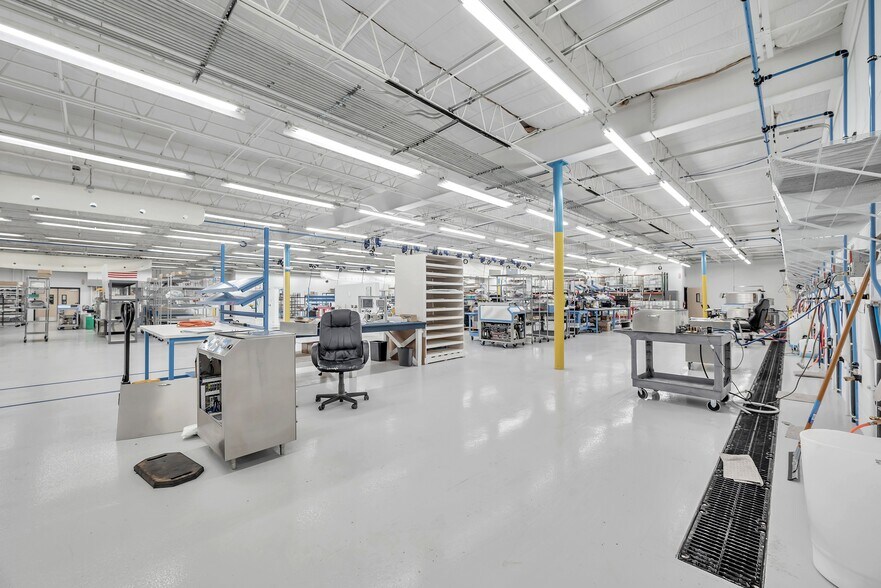 More Photos Of 110-114 Douglas Rd E, Oldsmar Manufacturing For Lease