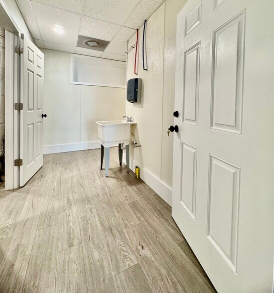 More Photos Of 1143 E Main St, Radford Flex For Lease