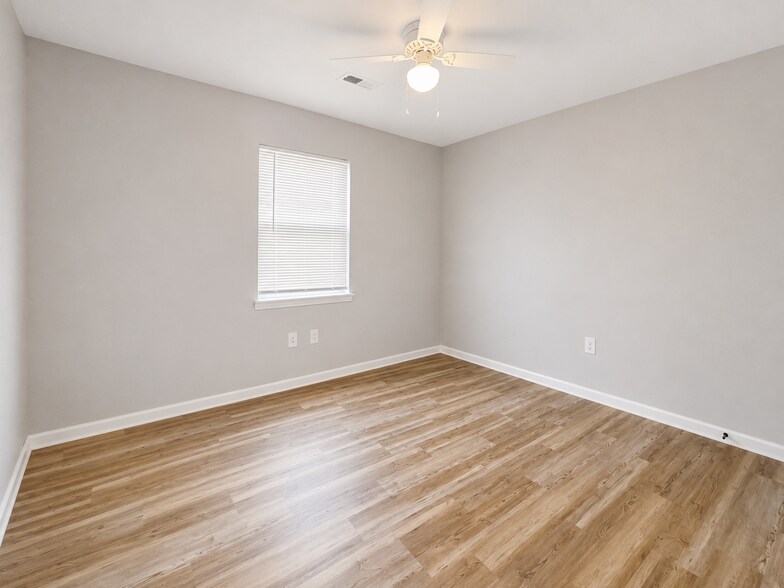 More Photos Of 191 Railroad St, Phil Campbell Dormitory For Sale