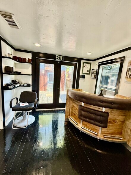 More Photos Of 209 Fannin St, Tomball Freestanding For Sale