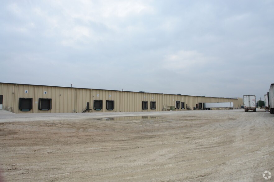 More Photos Of 4727 S Emporia, Wichita Warehouse For Lease
