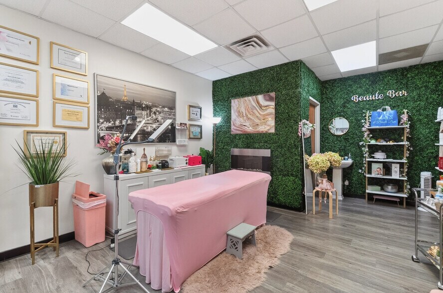 More Photos Of 3210 Prosperity Church Rd, Charlotte Office For Sale