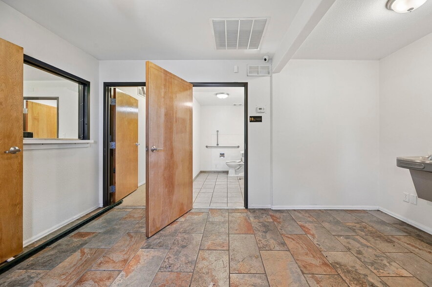 More Photos Of 319 N Bonfoy Ave, Colorado Springs Warehouse For Sale