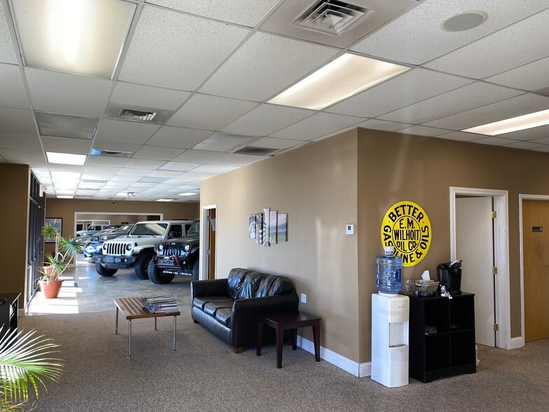 More Photos Of 1955-1959 Phelps St, Springfield Freestanding For Lease