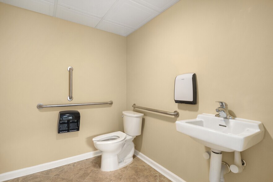 More Photos Of 1145 Bordentown Ave, Parlin Medical For Lease